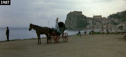 Scena de ‘’Un ragazzo di Calabria’’ girata sulla spiaggia di Scilla: sullo sfondo si staglia il Castello Ruffo (www.davinotti.com)