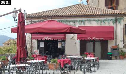 La realtà è ben diversa: si tratta di un bar affacciato sulla piazzetta centrale di Castellabate (www.davinotti.com)