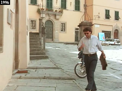 Pieraccioni in Piazza Amerighi a Poppi in una scena de Il ciclone