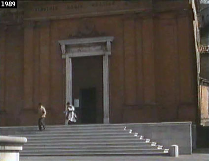 Una scena di Burro girata davanti alla cattedrale di Pennabilli (davinotti.com)