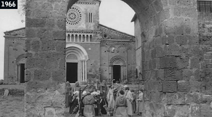 Scena di Uccellacci e uccellini girata a Tuscania, davanti alla chiesa di San Pietro (www.davinotti.com)