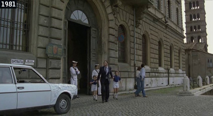 Il campanile di Santa Maria in Cosmedin fa da sfondo ad una scena dello spassoso “Bianco rosso e Verdone” (www.davinotti.com)