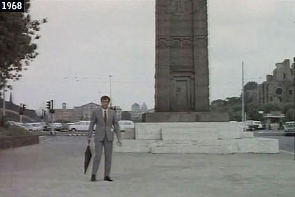 Nino Manfredi ai piedi dell’Obelisco di Axum in “Straziami, ma di baci saziami” (www.davinotti.com)