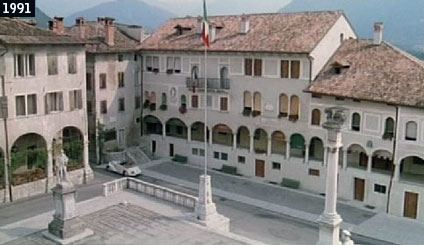 Piazza Maggiore di Feltre colta dall’occhio della macchina da presa nel 1991, durante le riprese di ‘’Americano Rosso’’ (www.davinotti.com)