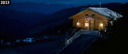 Il rifugio del Colle del Lys in notturna nel film “Aspirante vedovo” (www.davinotti.com)