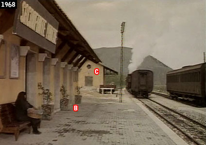 Il treno arriva alla stazione di Sacrofante Marche: in realtà si tratta di una scena del film ‘’Straziami, ma di baci saziami”, girato nel 1968 alla stazione di Rivisondoli-Pescocostanzo, la seconda per altezza della rete ferroviaria italiana (www.davinotti.com)