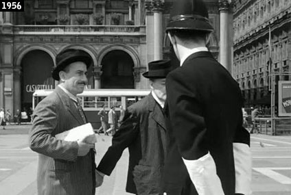 Totò, Peppino De Filippo e Franco Rimoldi (il ghisa) in Piazza del Duomo a Milano in una della più celebri scene di Totò, Peppino e la... malafemmina (www.davinotti.com)