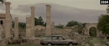 Penélope Cruz e Sergio Castellitto attraversano in auto le rovine dell’antica città di Saepinum nel film “Non ti muovere” (www.davinotti.com)