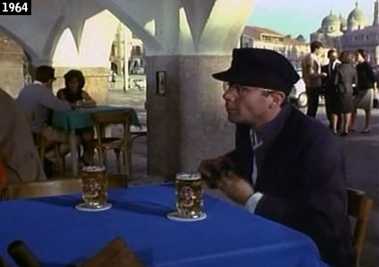 Dirk Bogarde seduto ad uno dei tavolini di un bar affacciato sul Prato della Valle nel film “Troppo caldo per giugno”: sullo sfondo si notano le cupole della celebre basilica di Basilica di santAntonio di Padova (www.davinotti.com)