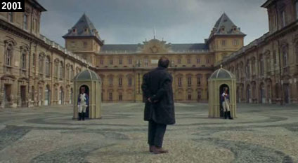 Napoleone, interpretato da Ian Holm, ammira il Valentino finto Louvre ne “I vestiti nuovi dell’imperatore” (www.davinotti.com)