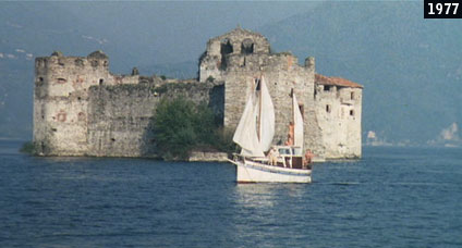 Ugo Tognazzi e Ornella Muti veleggiano verso i Castelli di Cannero ne La stanza del vescovo (www.davinotti.com)