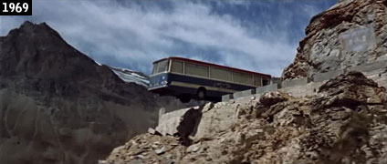 Un’autobus in precario equilibrio sul precipizio: è una delle più spettacolari scene del film “Un colpo all’italiana”, girata lungo la strada del Colle del Nivolet (www.davinotti.com)