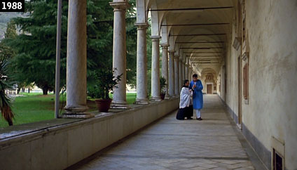 Walter Matthau percorre in vestaglia uno dei porticati del chiostro della Certosa di Calci  ne “Il piccolo diavolo” (www.davinotti.com)