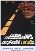 La signora dell'auto con gli occhiali e un fucile